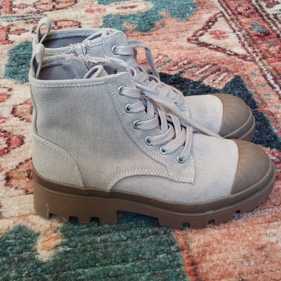 Women's combat style boot size 7 cream and light brown - Picture 3 of 7